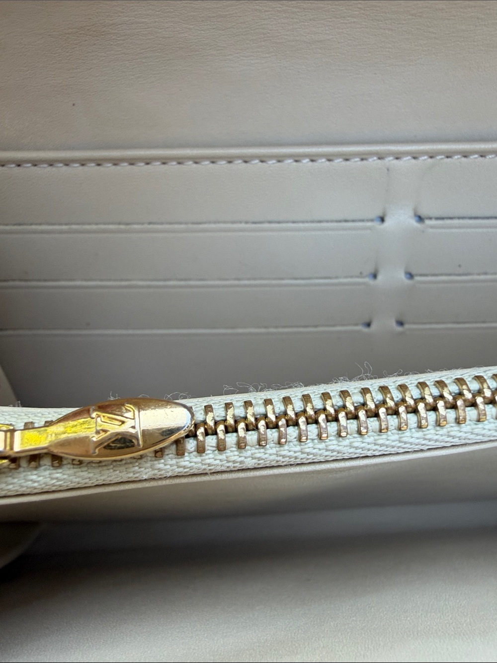 Louis Vuitton Shiny Cream Vernis Monogram Wallet with Gold Button - Picture 16 of 17